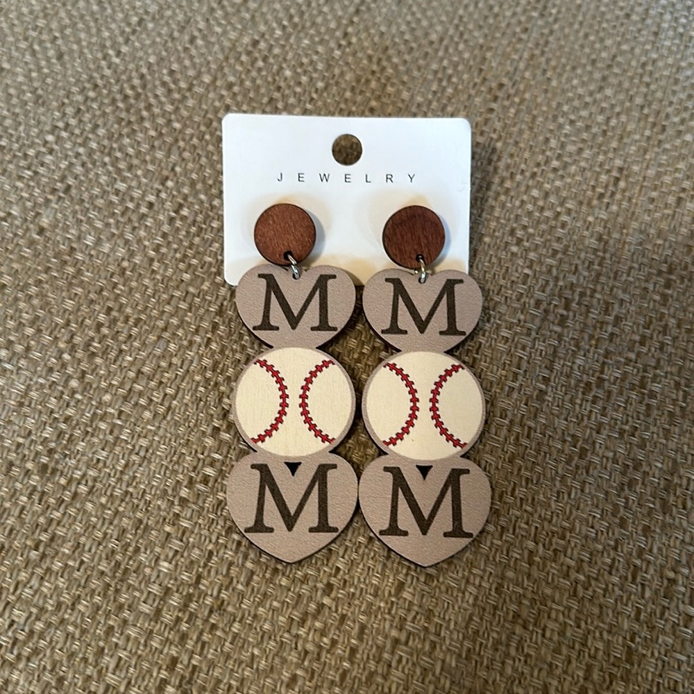 Super cute baseball mom earrings ⚾️